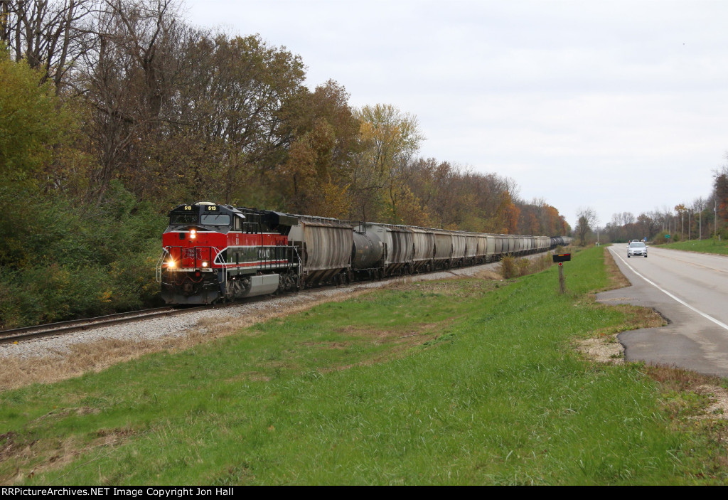 IAIS 513 continues along leading the PESI from Peoria to Silvis